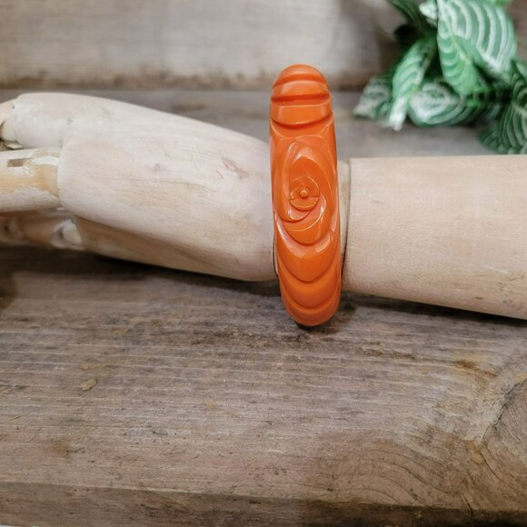 Vintage Carved Orange Bakelite Bangle Bracelet 3 Rosettes .75" Tested - Picture 4 of 11
